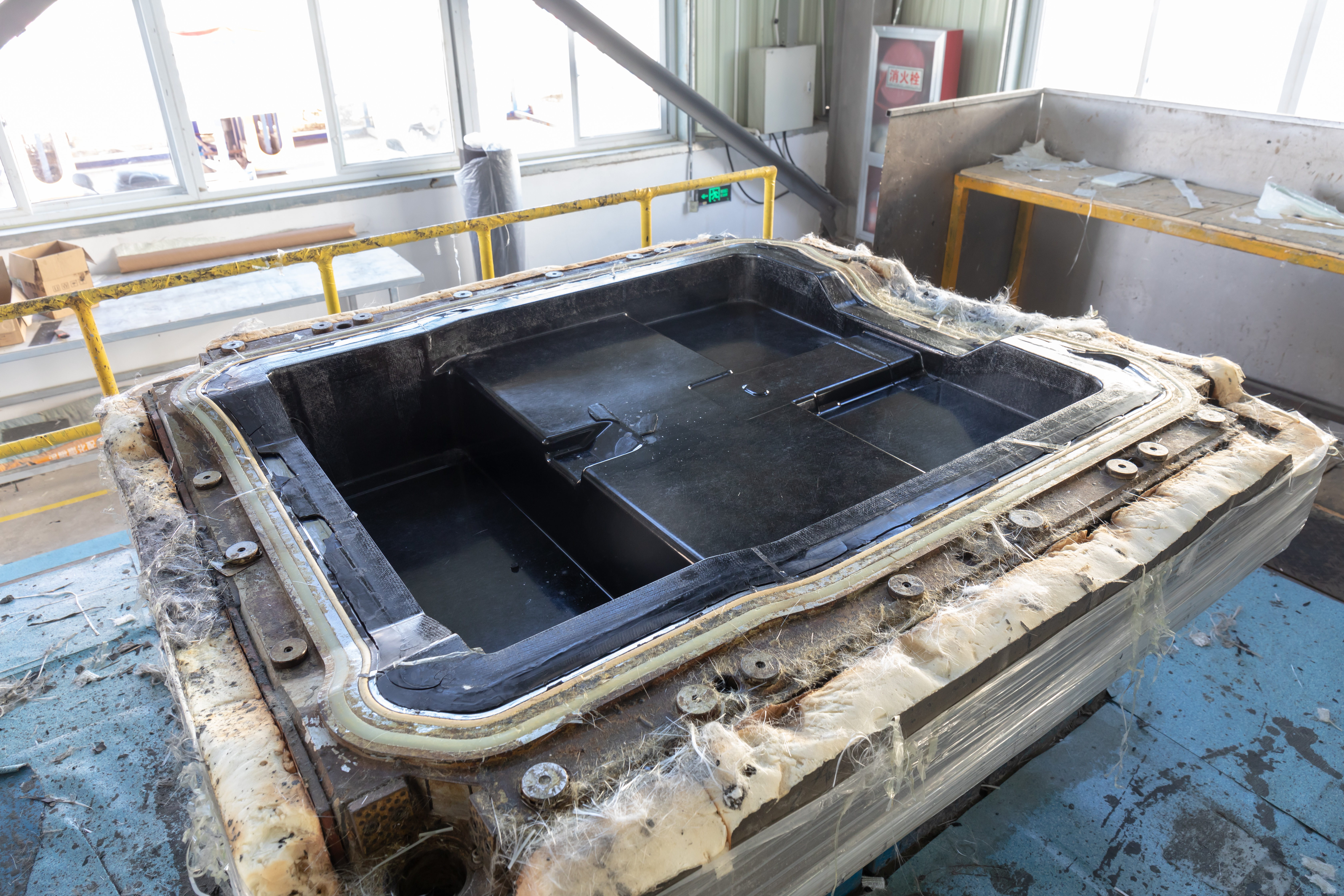 ** Comparação entre o processo de infusão de vácuo e o processo de lay-up manualmente **